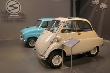 Zwickau, Almanya - 20 Ağustos 2023: Hans Glas GmbH ve BMW Isetta 250 'nin Goggomobil T' si, 1960 'ların küçük arabaları Zwickau' daki August Horch müzesinde.