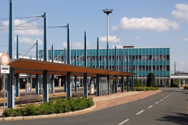 Plauen, Almanya - 23 Ağustos 2023: Otobüs ve tramvay istasyonu ve Plauen ana tren istasyonu Vogtland, Saksonya, Almanya