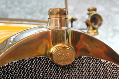 Zwickau, Almanya - 20 Ağustos 2023: Audi logosu 10 / 28 HP Tipi B Phaeton, 1911, Horch tarafından Zwickau 'daki August Horch müzesinde üretilen ilk Audi arabalarından biri..