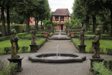 Nuremberg, Almanya - 27 Ağustos 2023: Hesperides Gardens, Rönesans ve Barok tarzında süs bahçeleri, Nuremberg 'in St. Johannis ilçesinde çeşmeler ve heykeller 