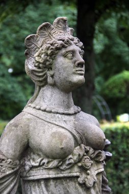 Nuremberg, Almanya - 27 Ağustos 2023: Hesperides Gardens 'taki heykeller, Rönesans ve Barok tarzlarındaki süs bahçeleri, Nuremberg' in St. Johannis ilçesindeki çeşmeler ve figürlerle