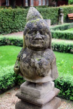 Nuremberg, Almanya - 27 Ağustos 2023: Hesperides Gardens 'taki heykeller, Rönesans ve Barok tarzlarındaki süs bahçeleri, Nuremberg' in St. Johannis ilçesindeki çeşmeler ve figürlerle 