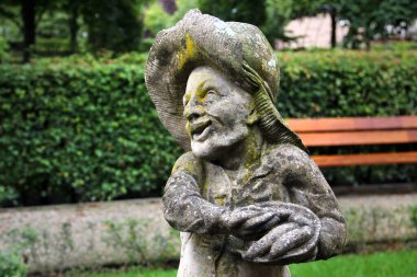 Nuremberg, Almanya - 27 Ağustos 2023: Hesperides Gardens 'taki heykeller, Rönesans ve Barok tarzlarındaki süs bahçeleri, Nuremberg' in St. Johannis ilçesindeki çeşmeler ve figürlerle
