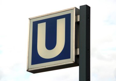 Nuremberg, Almanya - 26 Ağustos 2023: Metro istasyonunun girişinde U-Bahn logosu. 