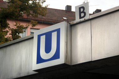 Nuremberg, Almanya - 26 Ağustos 2023: Metro istasyonunun girişinde U-Bahn logosu. 