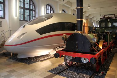 Nuremberg, Almanya - 26 Ağustos 2023: 1835 'in ilk Alman buhar makinesi Adler ve Nuremberg' deki Deutsche Bahn Demiryolu Müzesi 'nde modern ICE treni