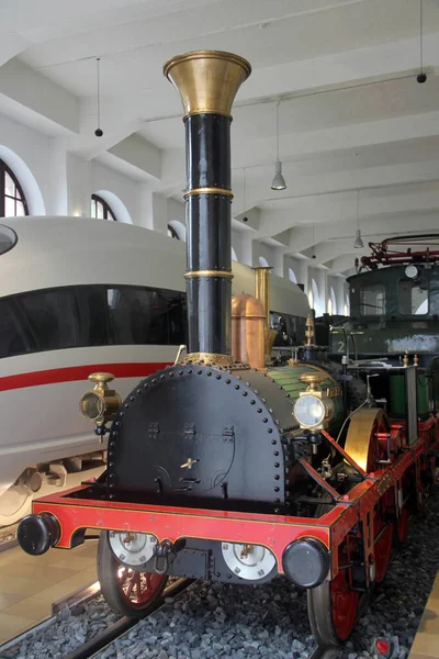 德国纽伦堡 2023年8月26日 1835年德国第一台蒸汽机Adler和现代Ice列车在纽伦堡德国铁路博物馆展出 — 图库照片