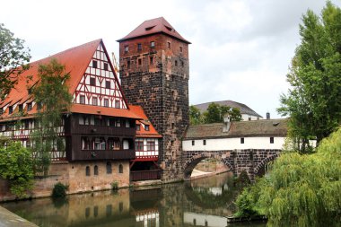 Pegnitz nehri, eski su kulesi ve Almanya 'nın Nuremberg kentindeki Cellat köprüsü. 