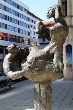 Jena, Almanya - 9 Eylül 2023: Ergo bibamus (Hadi içelim), Freimut Drewello tarafından, eski üniversite bira fabrikasının sahasında. Goethe 'nin isimsiz şiiri ünlü bir öğrenci şarkısı oldu..