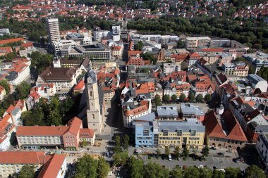 Jena, Almanya - 9 Eylül 2023: Market Meydanı, belediye binası ve St. Michael Kilisesi ile merkez Jena 'nın hava manzarası. Jena, Thüringen 'in ikinci büyük şehridir..