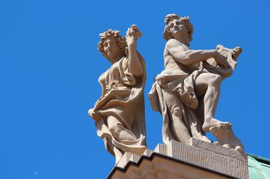 Dresden, Almanya - 6 Haziran 2023: Zwinger 'deki dekoratif heykeller, Dresden' deki Barok döneminin saray kompleksi. Zwinger, Dresden 'in en ünlü mimari anıtıdır..