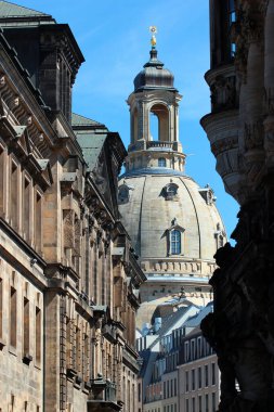 Dresden, Almanya 'nın en ünlü mimari anıtı Frauenkirche' in sokak manzarası