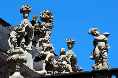 Dresden, Almanya - 3 Haziran 2023: Zwinger 'deki dekoratif bas-tasarım ve heykeller, Barok döneminin saray kompleksi ve Dresden' in en ünlü mimari anıtı..