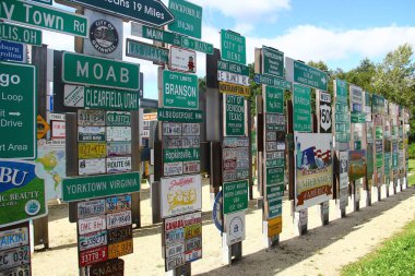 Oberkotzau, Almanya - 23 Eylül 2023: Fernweh (Wanderlust) parkı, dünyanın dört bir yanından gelen işaretler koleksiyonu. Film yapımcısı Klaus Beer 'in yabancı düşmanlığı ve ırkçılığa karşı projesi..