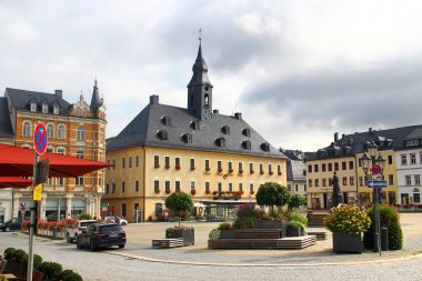 Annaberg-Buchholz, Almanya - 24 Eylül 2023: Annaberg Pazar Meydanı, Ore Dağları 'nda dantel yapımı yapan Barbara Uthmann' ın anıtı.