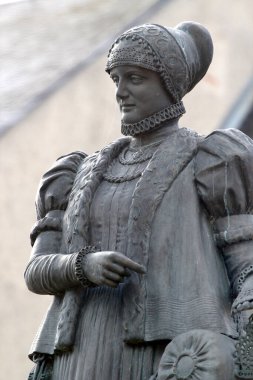 Annaberg-Buchholz, Almanya - 24 Eylül 2023: Annaberg Pazar Meydanı, Ore Dağları 'nda dantel yapımı yapan Barbara Uthmann' ın anıtı.