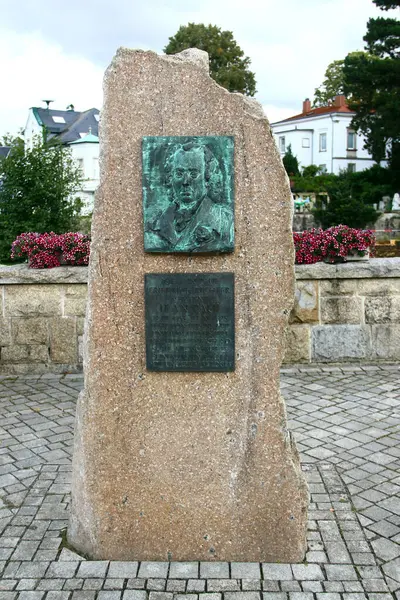 Schwarzenbach an der Saale, Almanya - 23 Eylül 2023: Jean Paul Anıtı, veya Johann Paul Friedrich Richter, mizahi roman ve hikayeleriyle tanınan bir Alman Romantik Yazar..