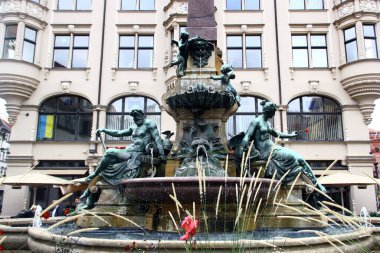 Erfurt, Almanya - 7 Ekim 2023: Angerbrunnen, Anger caddesinde sanayi ve bahçıvanlığı temsil eden bir sokak çeşmesi, Erfurt üretiminin ana alanları