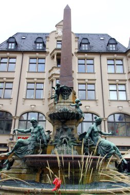 Erfurt, Almanya - 7 Ekim 2023: Angerbrunnen, Anger caddesinde sanayi ve bahçıvanlığı temsil eden bir sokak çeşmesi, Erfurt üretiminin ana alanları