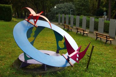 Bayreuth, Almanya - 13 Ekim 2023: Draupnir, Odin 'in sihirli yüzüğü ve kuzgunlar Huginn ve Muninn, Claus-Frenz Claussen' in soyut bir heykeli. İskandinav efsaneleri Richard Wagner 'in operalarına ilham kaynağı oldu.