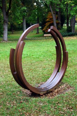 Bayreuth, Almanya - 13 Ekim 2023: 222.5 derece x 5, Fransız kavramsal sanatçı Bernar Venet 'in çelik yay heykeli. Bayreuth, Bavyera 'daki Festspielpark' ta.