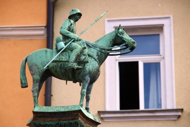 Bayreuth, Almanya - 13 Ekim 2023: Reiterbrunnen 'deki Birinci Dünya Savaşı' ndan kalma atlı bir askerin heykeli, Bayreuth, Bavyera merkezindeki Sternplatz 'daki çeşme.