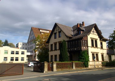 Bayreuth, Almanya - 13 Ekim 2023: Green Tree bölgesindeki Walkuere porselen fabrikası, 1899-2019 yılları arasında Richard Wagner Festival Salonu 'na yakın bir yerde çalıştı. 
