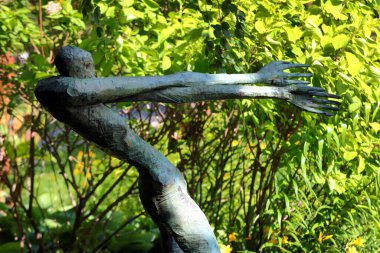 Jena, Almanya - 26 Mayıs 2023: Jena Botanik Bahçesinde Matthias Jakob Schleiden Anıtı. Schleiden Alman bir botanikçi ve hücre teorisinin kurucularındandı.