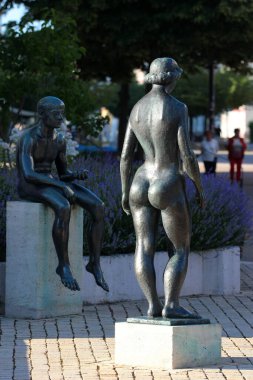 Chemnitz, Almanya - 25 Haziran 2023: Wilfried Fitzenreiter tarafından yapılan bir heykel grubu. Genç Prens Paris üç tanrıçadan hangisinin daha güzel olduğuna karar vermeli Hera, Athena mı yoksa Afrodit mi?.