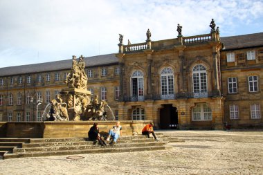 Bayreuth, Almanya - 13 Ekim 2023: Neues Schloss, 18. yüzyılda bahçeler ve rokoko iç mekanlarıyla inşa edilmiş tarihi bir saray