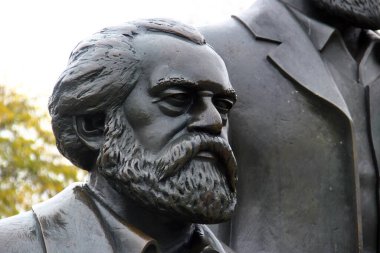 Berlin, Almanya - 9 Kasım 2023: Berlin 'deki Marx-Engels-Forum' da Karl Marx ve Friedrich Engels Anıtı
