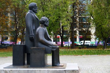 Berlin, Almanya - 9 Kasım 2023: Berlin 'deki Marx-Engels-Forum' da Karl Marx ve Friedrich Engels Anıtı
