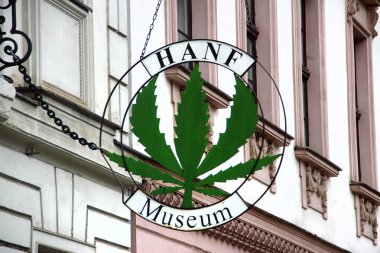 Berlin, Almanya - 9 Kasım 2023: Berlin 'deki Hemp Müzesi' nin (Hanf Müzesi) girişindeki logo ve imza