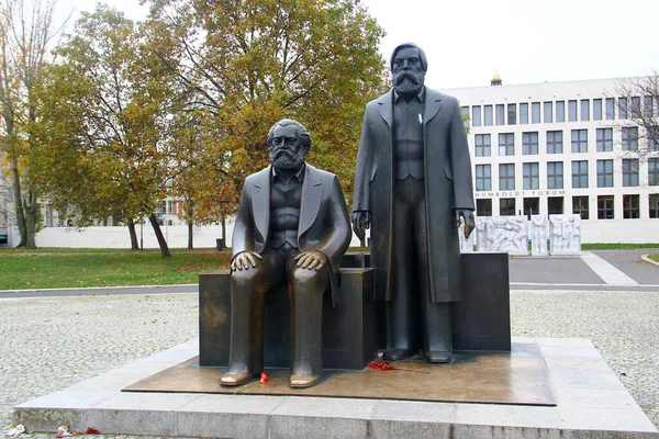 Berlin, Almanya - 9 Kasım 2023: Berlin 'deki Marx-Engels-Forum' da Karl Marx ve Friedrich Engels Anıtı