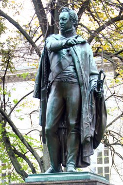 Berlin, Almanya - 9 Kasım 2023: Berlin 'in Mitte bölgesindeki Bebelplatz Meydanı' nda Prusya mareşali ve özgürlük savaşçısı August Neidhardt von Gneisenau anıtı 