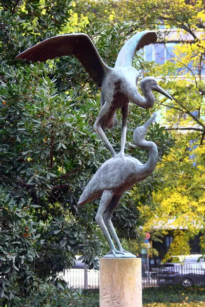 Berlín Alemania Noviembre 2023 Escultura Dos Cigüeñas Monbijoupark Parque Distrito — Foto de Stock