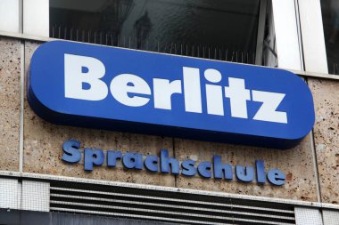 Nuremberg, Almanya - 25 Ağustos 2023: Nuremberg 'deki Berlitz Dil Okulunun logosu. Berlitz Corporation, ABD merkezli bir dil eğitimi ve liderlik eğitim şirketidir..