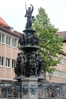 Nuremberg, Almanya - 25 Ağustos 2023: Nuremberg Fazilet Çeşmesi (Tugendbrunnen) üç ilahi erdem ve Plato 'nun başlıca erdemleriyle birlikte
