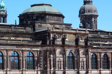 Dresden, Almanya - 3 Haziran 2023: Dresden 'deki Barok döneminin saray kompleksi ve Dresden' in en ünlü mimari anıtı..