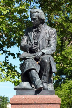Dresden, Almanya - 3 Haziran 2023: Dresden 'deki Bruehl Garden' da Alman ressam ve oymacı Ludwig Richter anıtı