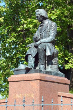 Dresden, Almanya - 3 Haziran 2023: Dresden 'deki Bruehl Garden' da Alman ressam ve oymacı Ludwig Richter anıtı