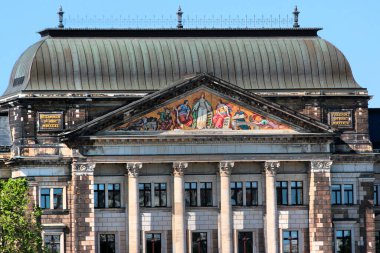 Dresden, Almanya - 3 Haziran 2023: Dresden, Saksonya 'daki Elbe nehri üzerinde iki Sakson Devlet Maliye ve Kültür Bakanlığı binası