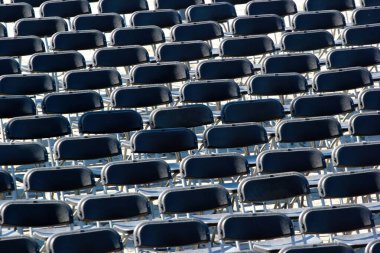 Birden fazla sandalye açık, birçok siyah sandalye sırtları