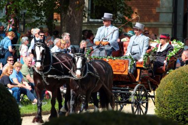 Bad Elster, Almanya - 28 Mayıs 2023: Soylu atlar ve tarihi arabalar, Vogtland, Saksonya 'daki Bad Elster tatil köyündeki Royal Pentecost' ta sergileniyor