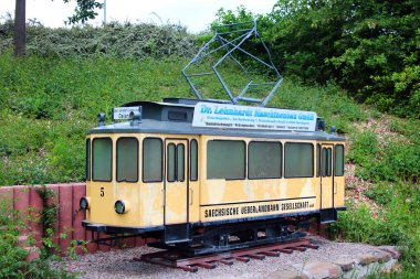 Hohenstein-Ernstthal, Almanya - 5 Haziran 2023: Saksonya 'nın Zwickau ilçesine bağlı Hohenstein-Ernstthal tren istasyonu yakınlarında eski bir tramvay modeli.  