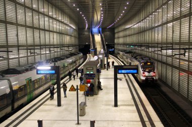 Leipzig, Almanya - 17 Aralık 2023: Saksonya, Leipzig 'deki Şehir Tüneli ve S-Bahn istasyonu Wilhelm-Leuschner Platz