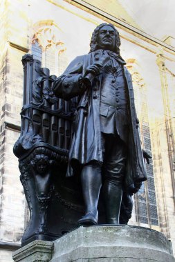 Leipzig, Almanya - 17 Aralık 2023: Ünlü Alman besteci ve orgcu Johann Sebastian Bach 'ın anıtı St. Thomas kilisesinin önünde duruyor