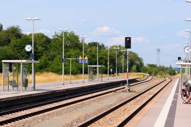 Weida, Almanya - 18 Haziran 2023: Weida 'da bir tren istasyonu, Greiz ilinde bir kasaba. Demiryolu Weida 'yı Gera ve Thüringen' deki diğer şehirlere bağlıyor..