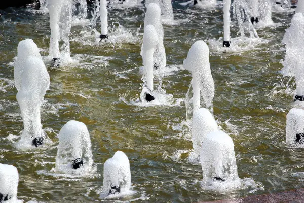 Fuente Agua Parque Verano Aspersores Pulverizadores Una Piscina — Foto de Stock