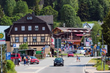 Johanngeorgenstadt, Almanya - 11 Haziran 2023: Erzgebirge 'deki Johanngeorgenstadt kasabası veya Bohemya' daki Ore Dağları ve Potucky köyü arasındaki Alman-Çek sınırı